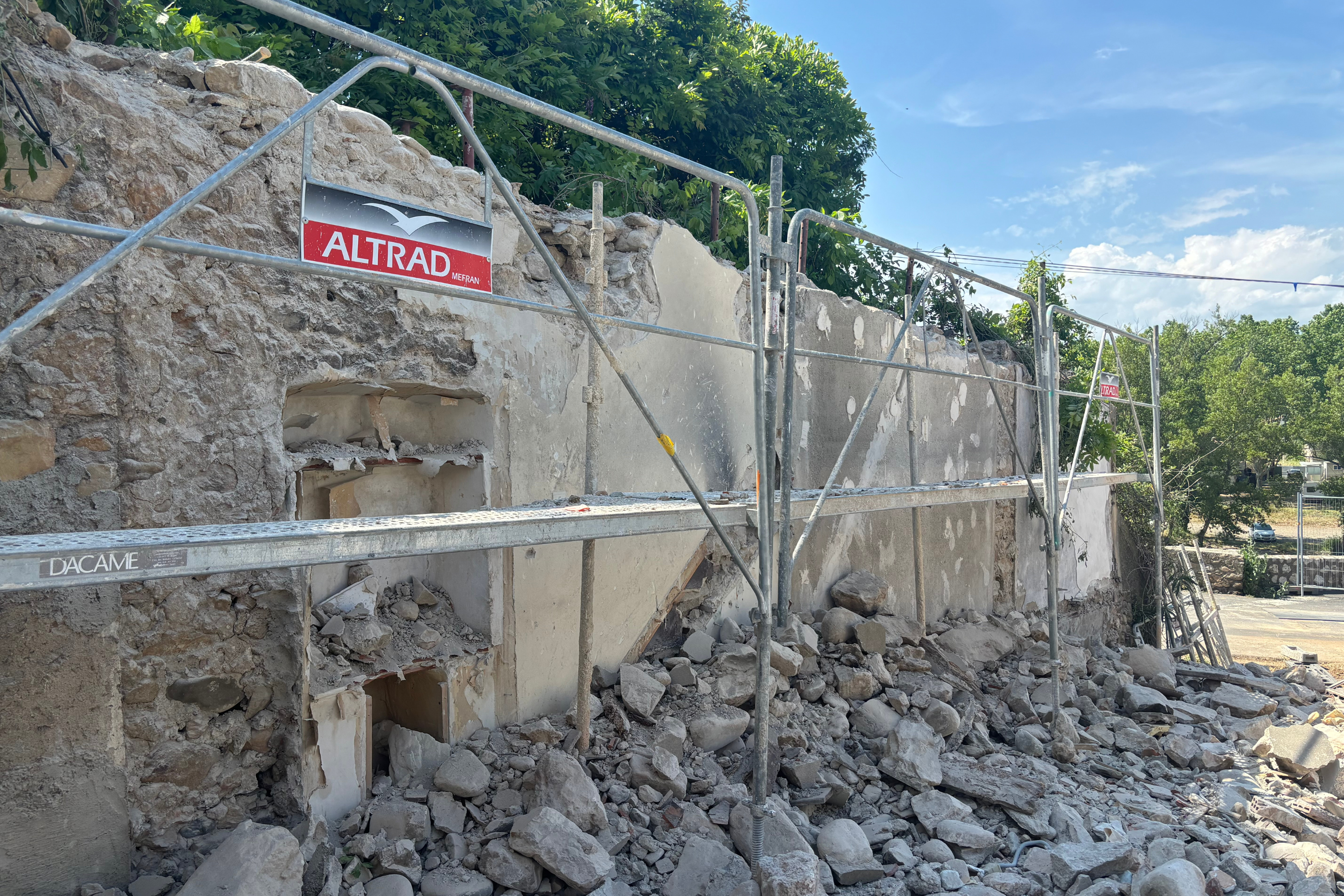 Travaux publics : démolition à Saint-Chinian